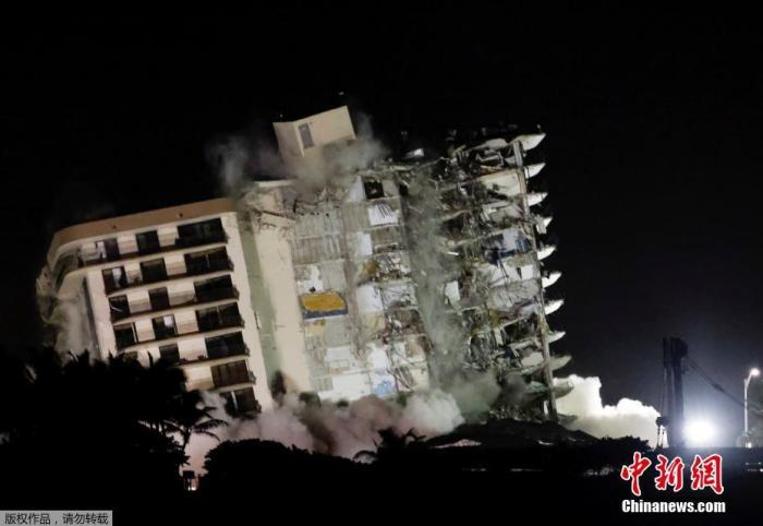 当地时间7月4日晚，美国佛罗里达州迈阿密地区倒塌大楼的剩余楼体已被引爆拆除。报道称，大楼的拆除工作是恢复搜救的关键，甚至有望为救援队开辟新的工作区域。当地时间6月24日，美国佛州迈阿密-戴德郡瑟夫赛德公寓大楼突然发生倒塌。截至目前，该起事故造成的遇难人数已升至24人，仍有121人下落不明。